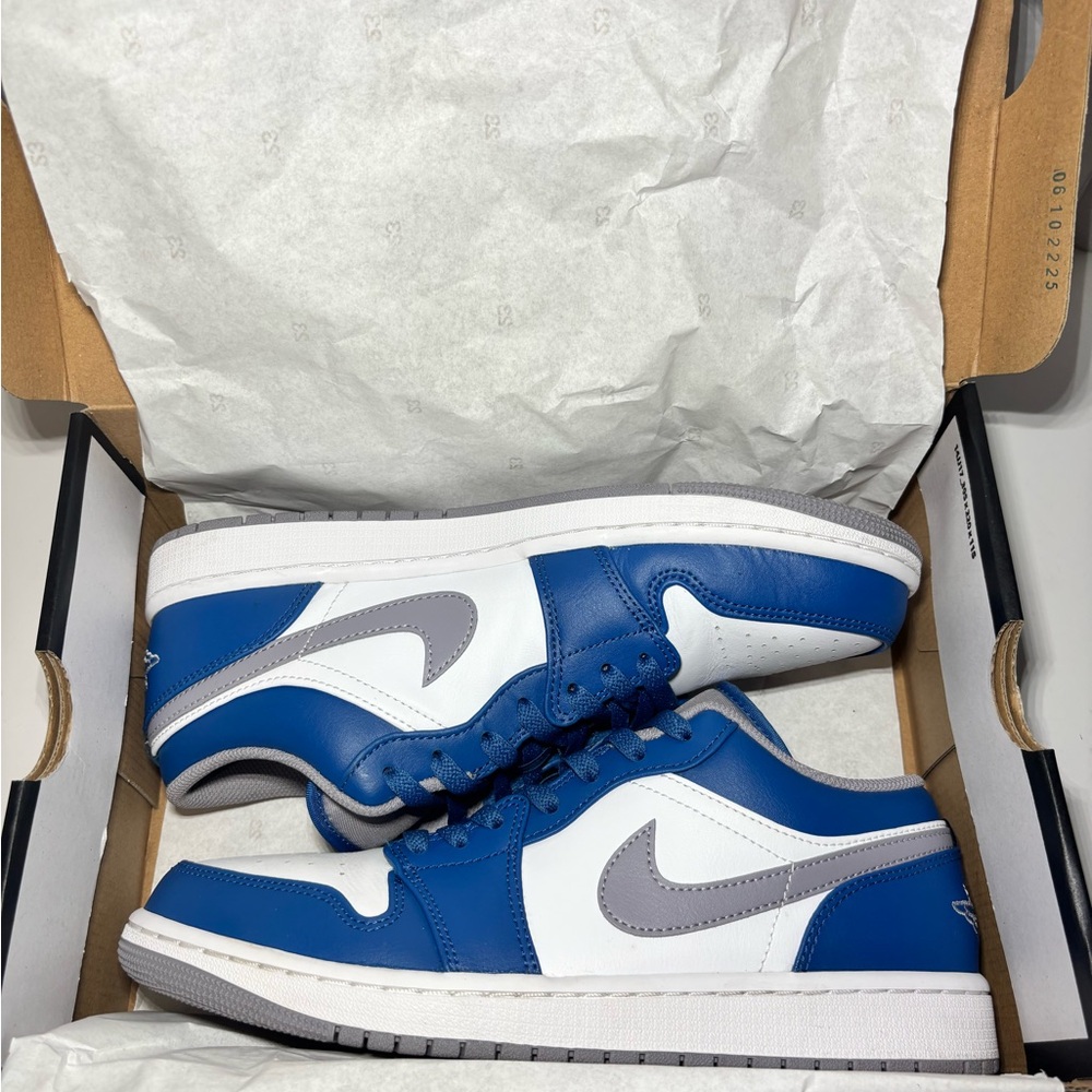 Air Jordan 1 Low True Blue Cement - 553558-412 - Size 9 - Picture 11 of 14